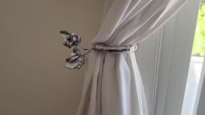 2pcs Handmade Leaf Curtain Tiebacks - Antique Brass Botanical Holdbacks & Side Holders Brushed Metallic LacquerWall Mounted Pull Backs for Fresh Drapes Window Decor