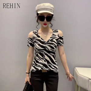 REHIN ผู้หญิงด้านบนคอวีที่ไม่มีสายหนังแขนสั้นเสื้อยืดพิมพ์บางและบางแฟชั่นทุกการแข่งขันปิดไหล่แนวโน้มเสื้อ