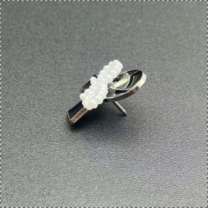 เข็มกลัดผู้หญิงสีดําและสีขาว