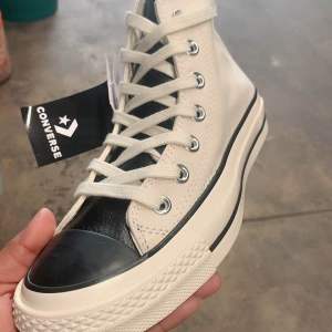 รุ่นคอนเวิร์สออลสตาร์หุมขอ มีไซร้36…..44สำรับคุณผู้หญิงและผู้ชาย