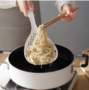 Japanese Style Noodle Strainer Heat Resistant Big Large Colander Skimmer Sieve Dumplings Boiling Rash Spoon Drainer