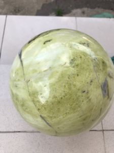 QUẢ CẦU ĐÁ SERPENTINE TỰ NHIÊN PHONG THỦY TÀI LỘC MÀU XANH LÁ ĐẬM CHO MỆNH MỘC HỎA