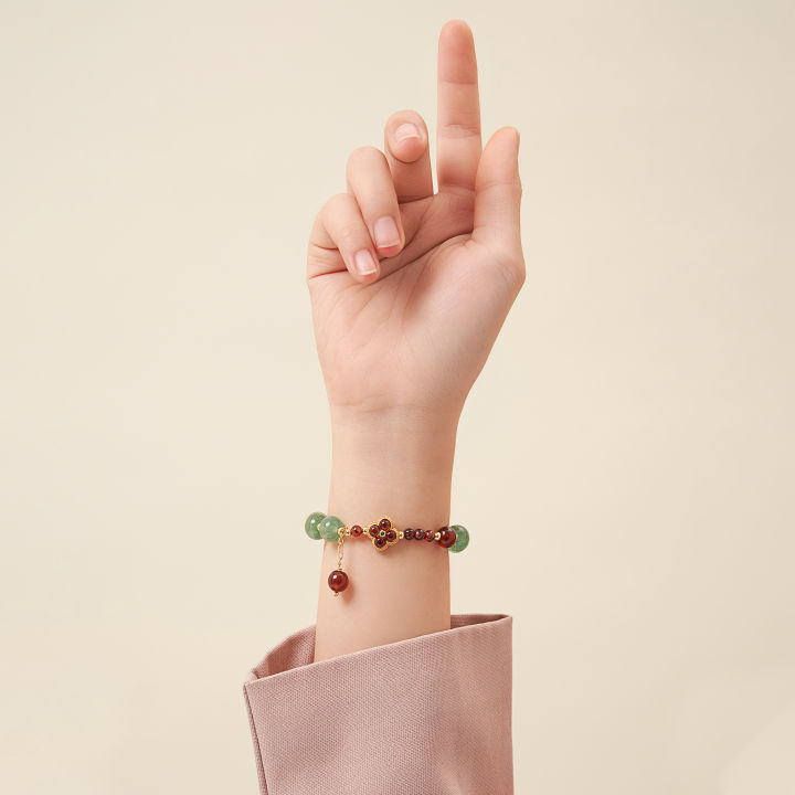 Vòng tay lắc tay đá thạch anh dâu charm hoa 4 cánh garnet mạ vàng may mắn phong thủy Udumbara quà biếu tặng sang trọng