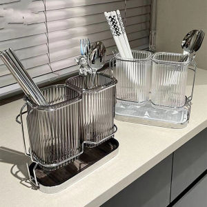 Hộp đũa để bàn phòng ăn sang trọng. Khay đựng đũa thìa nhà bếp 2 ngăn nhựa trong suốt khung kim loại có khay hứng nước tiện dụng.