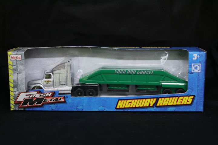 Maisto Fresh Metal Die-Cast 1:64 Scale Highway Haulers Toy