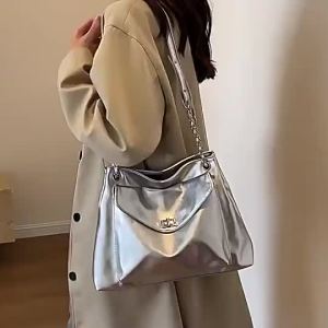 พร้อมส่ง 6 สี!กระเป๋าหนังใบใหญ่ ทรงสวยใบฮิต สายโซ่เงิน ใส่iPadได้ F081-NEW