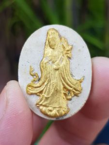 พระผงพระโพธิสัตว์กวนอิม หลังอักษรจีน (สภาพเก่า ไม่ทราบที่)