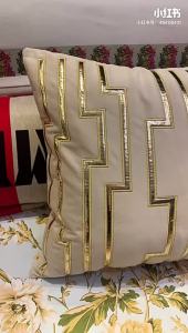 (In stock) Modern Beige Shiny Gold Appliqué Veet Geometry Home Throw Cushion Cover Decorative Square Pillow Case 45 X 45 CM 1 Piece Pack