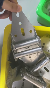 2 cái cửa nhà để xe thay thế bản lề cho khu dân cư/ánh sáng thương mại cửa nhà để xe một phần chịu lực cao Cửa nhà để xe phụ tùng kim loại cho cửa