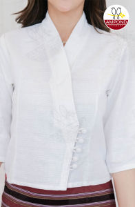 เสื้อพื้นเมืองผู้หญิงกระดุม5เม็ดแขนสามส่วนสีขาว