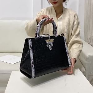Túi tote nữ mẫu mới túi xách thời trang vân da rắn phong cách cao cấp phối màu tương phản dung tích lớn túi đeo vai và xách tay.