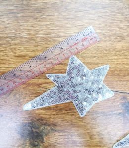 Hình kim sa ủi nhiệt lên áo trang trí