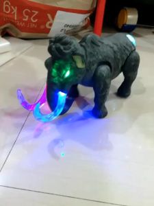 Mainan Gajah Lampu dan suara