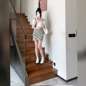 Ammin phong cách Hàn Quốc R kẻ sọc vuông đỏ chân váy nữ 2024 mùa hè xếp li cạp cao thời trang A-line chống trượt thanh lịch quấn hông