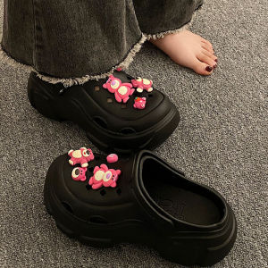 LHshoess โคตรเข้า รองเท้าแตะแฟชั่นทรงหัวโต รุ่นนี้ดีไซน์มาได้สตรีทแฟชั่นเข้ากับการแต่งตัวมาก แมทช์ลุคได้เลย มี 3 สี และแถมฟรีตัวติดลายน้องหมีสีชมพูสุดน่ารัก ถ้าชอบก็จัดครบจบเลย