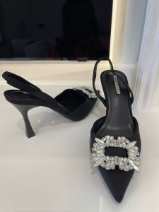 Sepatu Heels Desain Bunga Hitam: Panduan Lengkap
