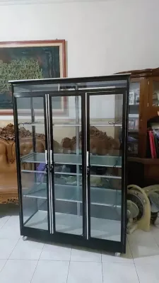 lemari hias 3 pintu /lemari pajangan/lemari piala alumunium/only jabodetabek/free 35km tertentu dr toko
