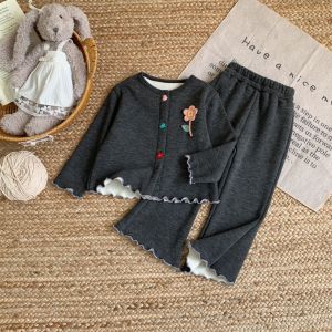 Gấu Lãnh Đạo trang phục mùa xuân Bộ Cho bé gái 1-8 Năm Mùa Thu Hoa Nhung Đầy Màu Sắc Áo cardian có nút Và Quần Ống Loe 2 Mảnh Phù Hợp Với Trẻ Em quần áo thời trang quần áo giữ ấm