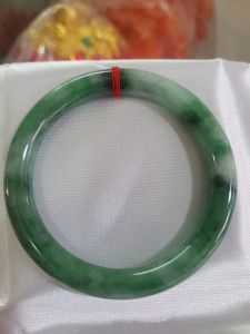 Vòng Cẩm Thạch tự nhiên mới cao cấp đẹp Đậu Lý Sịn Sao 54mm x cọng 8mm màu xanh đậu lý đậm nhạt điểm trắng nhẹ đẹp bóng nữ 53kg - 60kg đeo rất đẹp sang tay món quà tặng Mẹ  Vợ người thân ý nghĩa có 2980k ạ