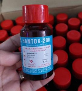 Thuốc diệt muỗi HANTOX-200 [chai 50ml] ruồi kiến gián giận ve ghẻ bọ chét mòng ma gà. Hantox tẩm bọ gà bọ chó thành phần Deltamethrin 20mg/1ml. Han Tox an toàn có thể phun trực tiếp lên vật nuôi như heo trâu bò...