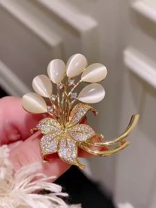 Trâm cài áo hình bó hoa đá mắt mèo hoa loa kèn pha lê phụ kiện áo khoác blazer sang trọng thanh lịch dành cho nữ