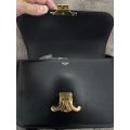 กระเป๋า Celine CLASSIQUE TRIOMPHE หนังลูกวัวสัมผัสเงา สีดำเงา ซื้อมา 190000 ส่งต่อ 150000. 
