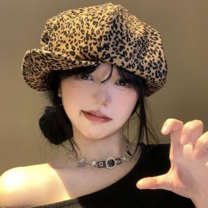 NEEUJ พิมพ์ลายเสือดาว หมวกเบเร่ต์เสือดาว Y2K อังกฤษอังกฤษอังกฤษ หมวกทรงแปดเหลี่ยม บุคลิกภาพที่ดี หมวกเด็กขายหนังสือพิมพ์ หมวกสำหรับจิตรกร สำหรับผู้หญิง
