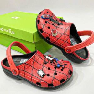 Giày sục crocs chuẩn xịn chống hôi chân nhựa tế bào êm mềm dẻo bền đi mưa lội nước đi biển cho trẻ em in hình spiderman tặng kèm bộ charm như hình