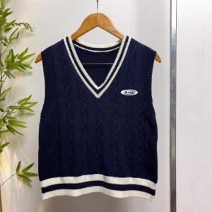 Áo gile len bé gái và bé trai 45-65kg thêu thỏ và logo cổ tim viền kẻ đanh sợi dáng thời trang