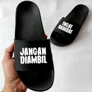 Sandal Slide Pria Sporty Motif Tekstur Elegan Warna Hitam