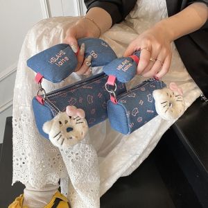 MOIRA การ์ตูนลายการ์ตูน กระเป๋าสะพายคาดตัวแมวคิตตี้ สไตล์เกาหลีแบบ การพิมพ์ลาย กระเป๋า Hobo ผ้ายีนส์ น่ารักมากๆ กระเป๋าแมสเซนเจอร์ กระเป๋าถือหมอน KT การเดินทางการเดินทาง