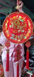 Liễn treo trang trí Tết thần tài CHỈ ĐỊNH THÀNH CÔNG  có thể tắt mở nhạc