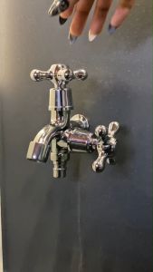 ก๊อกน้ำ 2 ทาง มีที่ปิดเปิดแยก 2 ก๊อกอิสระ ดีไซน์สวยงาม