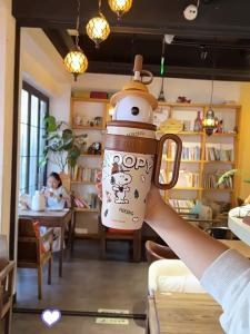 Snoopy straw insulated cup a stylish and large-capacity water bottle for women featuring a new design and a tea infuser