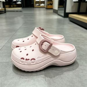 Crocs Dép lỗ nữ mẫu mới đế dày phong cách thường ngày dễ phối đồ dép lê bít mũi chống trượt thoáng khí dép đi biển.
