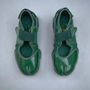 Womens low-top split-toe shoes with Velcro black commuter shoes versatile Mary Jane clogs