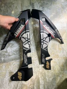 Mỏ cày xe Exciter 150 đen nhám có sơn tem Yamaha màu bạc và giá phụ kiện hổ trợ gắn phụ kiện xe máy