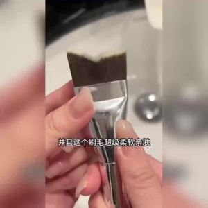 Master Jiang Fish Tail Foundation Brush Seamless Ultra-Thin Fit Foundation Liquid Special Non-Powder-Absorbing Curved Makeup Brush Foundation Brush