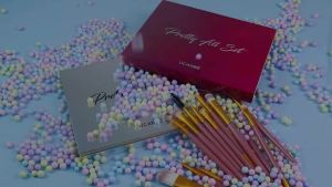 Bảng phấn mắt 86 màu chuyên nghiệp UCANBE kèm bộ 15 cọ trang điểm. Phấn lì nhũ lấp lánh lâu trôi lên màu chuẩn chống nước dùng để tạo khối má hồng phấn bắt sáng tất cả trong một.
