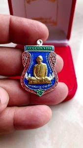 K007 หลวงพ่อรวย ปาสาทิโก วัดตะโก รุ่น เลื่อนสมณศักดิ์ หน้ากากทอง ลงยาน้ำเงิน พร้อม กล่องกำมะหยี่ ขนาด 3.5X4.0 cm