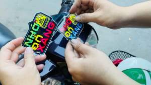 [ 1 MIẾNG ] TEM STICKER " NHỚ ĐỔ XANG " VER 2 DÁN TRANG TRÍ XE