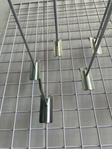 (100 x 100cm x ô rộng 3cm5cm + Sợi sắt 2.5ly ) Tấm lưới sắt đan treo phụ kiện màu trắng sữa