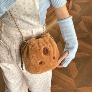 BINOCUL ตุ๊กตาผ้าพลัฌ กระเป๋าถังหูรูด Capybara กระเป๋า Crossbody จุได้มาก กระเป๋าตุ๊กตาน่ารัก น่ารักมากๆ ของเล่นสำหรับเด็ก กระเป๋าสะพายลายการ์ตูน ใช้ได้ทุกเพศ