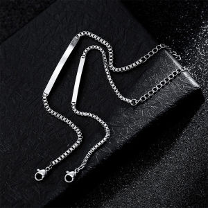 กำไลคู่เหล็กไทเทเนียมทันสมัยพร้อมผิวกระจกและแกะสลักแบบปรับแต่งได้สำหรับของขวัญสุดเพอร์เฟกต์