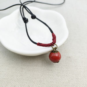 สร้อยเสื้อกันหนาวแบบถักเซรามิกหลากสีนำโชคสำหรับผู้หญิงจี้สร้อยคอลูกปัดสีแดงนำโชคทำด้วยมือของ C003