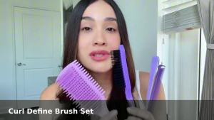 Lược chải tóc xoăn thiết kế nhẹ có lỗ thông khí giúp tóc dễ dàng trượt qua lược giúp gỡ rối tóc một cách dễ dàng mà không gây kéo hoặc làm rối tóc phù hợp với mọi loại tóc cả khi ướt và khô (màu đen).