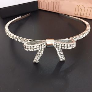 ที่คาดผมประดับเพชรงานโบว์หรูหรามาก (ไซส์ใหญ่สุดไม่เล็กนะคะ) งานเพชรเกรดพรีเมี่ยมดาราเซเลปใส่เยอะมากพร้อมส่งจากไทย