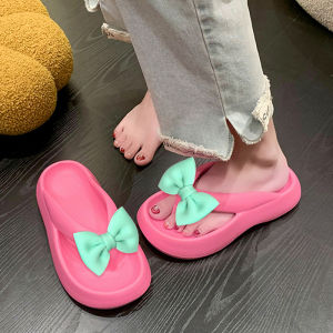 QJshop     ราคาถูกมาก รองเท้าแตะหูหนีบ พื้นหนา ดีไซน์ใหม่ แต่งโบว์น่ารักๆ รองเท้าวัสดุยาง พื้นนิ่ม สวมใส่สบาย ออกแบบมาได้ลงตัวสุดๆ ดีเทลเรียบหรู ดูดี เห็นราคาแล้วคือ จึ้ง