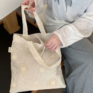 XSDDSF แบบเจาะรู กระเป๋าสะพายไหล่ปักลูกไม้ ปัก ความจุขนาดใหญ่ กระเป๋าถือผู้หญิงแบบถัก ลำลอง น้ำหนักเบา กระเป๋าโท้ตดอกไม้ ชายหาด