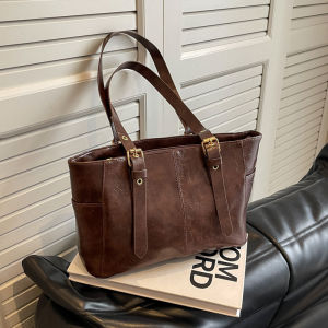 KDAShop มาแรงมาก กระเป๋าสะพายไหล่แฟชั่น ขนาดใบกลาง สวยกำลังดี ดีเทลเรียบหรูดูแพง สีสวยสับงานจึ้งมาก วัสดุหนังเทียม ใส่ของได้เยอะจุใจ ราคาสุดคุ้ม งานใหม่ห้ามพลาดน๊าา